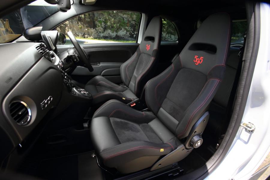 Интерьер Abarth 595 Competizione (312) 2013 года  (JP) (фото 3 из 27)
